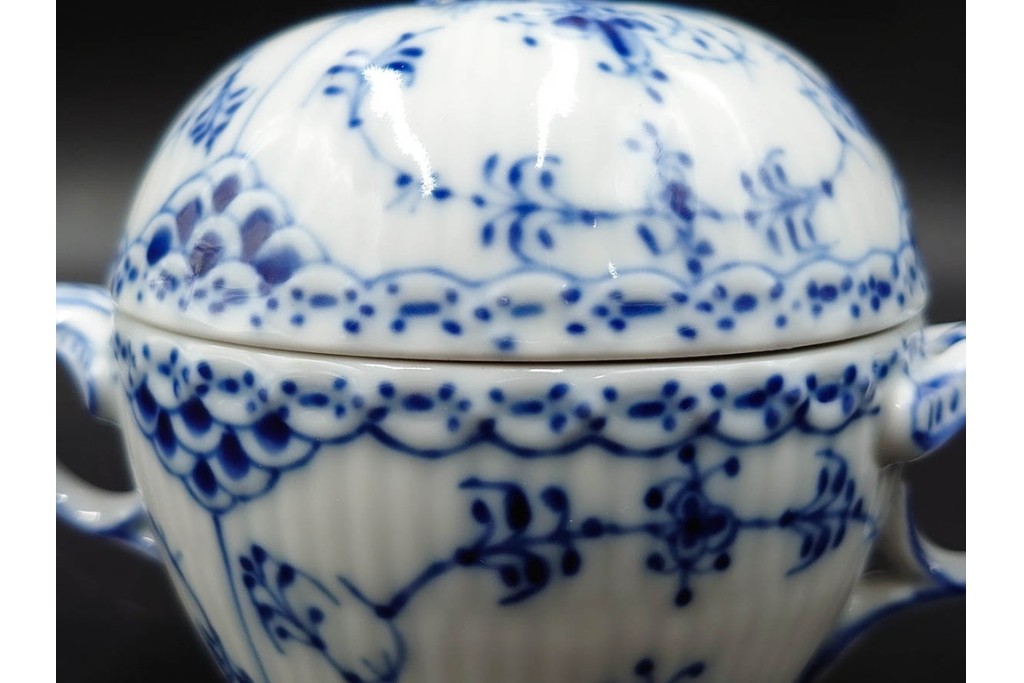 デンマーク製　ROYAL COPENHAGEN(ロイヤルコペンハーゲン)　ブルーフルーテッド　ハーフレース　シュガーボウル・クリーマーセット　定価(2点合計)約6万9千円　(R-087852)