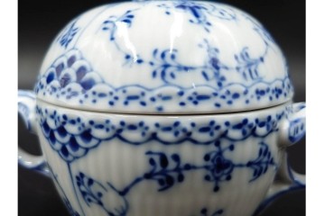 デンマーク製　ROYAL COPENHAGEN(ロイヤルコペンハーゲン)　ブルーフルーテッド　ハーフレース　シュガーボウル・クリーマーセット　定価(2点合計)約6万9千円　(R-087852)