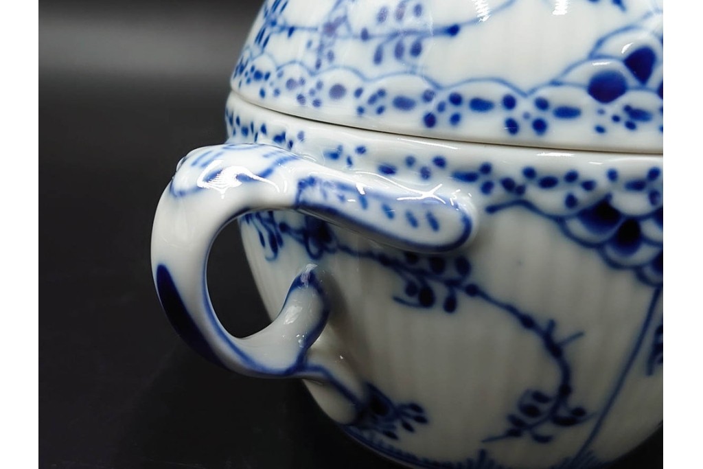 デンマーク製　ROYAL COPENHAGEN(ロイヤルコペンハーゲン)　ブルーフルーテッド　ハーフレース　シュガーボウル・クリーマーセット　定価(2点合計)約6万9千円　(R-087852)