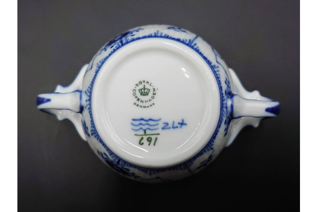 デンマーク製　ROYAL COPENHAGEN(ロイヤルコペンハーゲン)　ブルーフルーテッド　ハーフレース　シュガーボウル・クリーマーセット　定価(2点合計)約6万9千円　(R-087852)