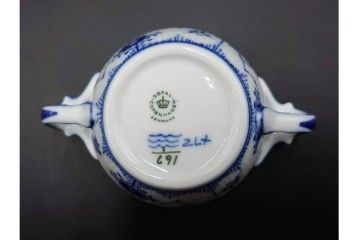 デンマーク製　ROYAL COPENHAGEN(ロイヤルコペンハーゲン)　ブルーフルーテッド　ハーフレース　シュガーボウル・クリーマーセット　定価(2点合計)約6万9千円　(R-087852)