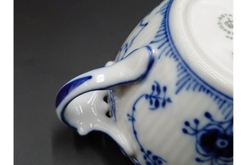 デンマーク製　ROYAL COPENHAGEN(ロイヤルコペンハーゲン)　ブルーフルーテッド　ハーフレース　シュガーボウル・クリーマーセット　定価(2点合計)約6万9千円　(R-087852)