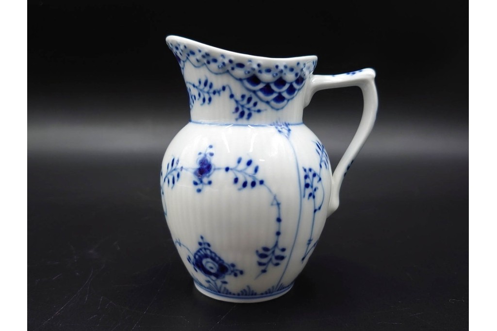 デンマーク製　ROYAL COPENHAGEN(ロイヤルコペンハーゲン)　ブルーフルーテッド　ハーフレース　シュガーボウル・クリーマーセット　定価(2点合計)約6万9千円　(R-087852)
