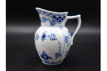 デンマーク製　ROYAL COPENHAGEN(ロイヤルコペンハーゲン)　ブルーフルーテッド　ハーフレース　シュガーボウル・クリーマーセット　定価(2点合計)約6万9千円　(R-087852)