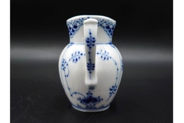 デンマーク製　ROYAL COPENHAGEN(ロイヤルコペンハーゲン)　ブルーフルーテッド　ハーフレース　シュガーボウル・クリーマーセット　定価(2点合計)約6万9千円　(R-087852)