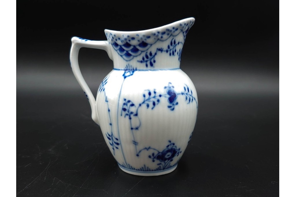 デンマーク製　ROYAL COPENHAGEN(ロイヤルコペンハーゲン)　ブルーフルーテッド　ハーフレース　シュガーボウル・クリーマーセット　定価(2点合計)約6万9千円　(R-087852)