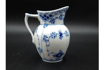 デンマーク製　ROYAL COPENHAGEN(ロイヤルコペンハーゲン)　ブルーフルーテッド　ハーフレース　シュガーボウル・クリーマーセット　定価(2点合計)約6万9千円　(R-087852)