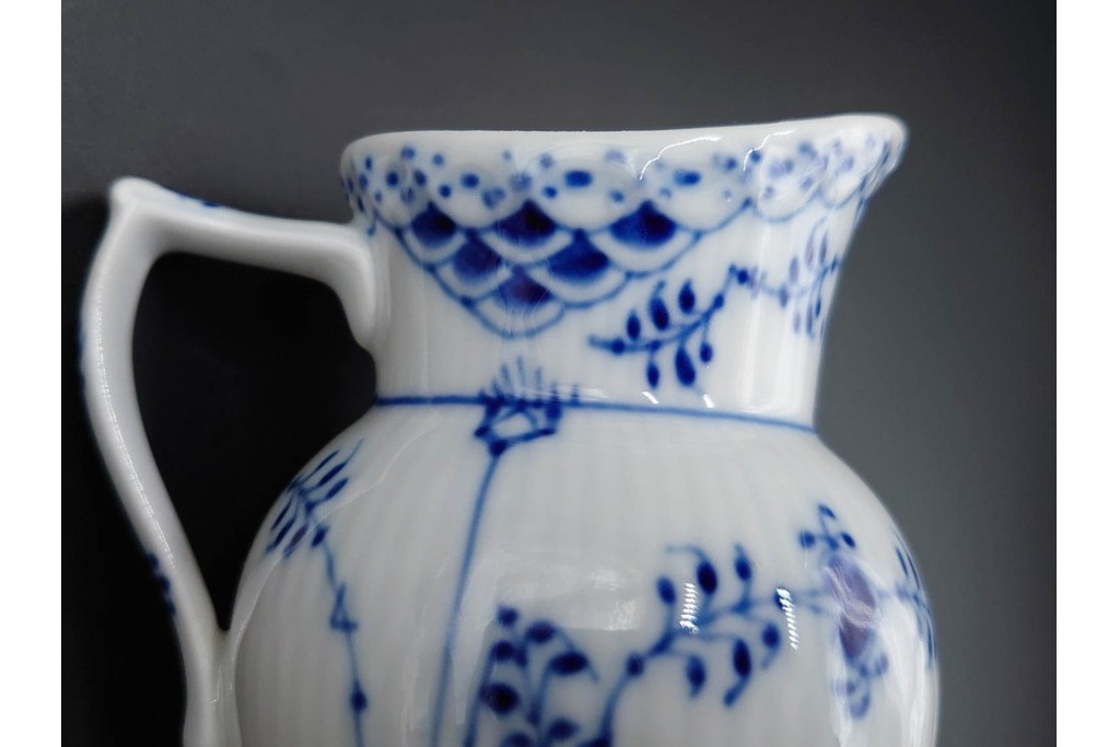 デンマーク製　ROYAL COPENHAGEN(ロイヤルコペンハーゲン)　ブルーフルーテッド　ハーフレース　シュガーボウル・クリーマーセット　定価(2点合計)約6万9千円　(R-087852)