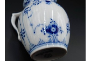 デンマーク製　ROYAL COPENHAGEN(ロイヤルコペンハーゲン)　ブルーフルーテッド　ハーフレース　シュガーボウル・クリーマーセット　定価(2点合計)約6万9千円　(R-087852)