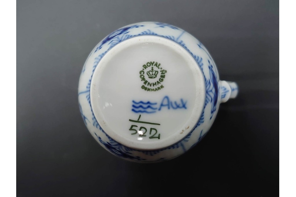 デンマーク製　ROYAL COPENHAGEN(ロイヤルコペンハーゲン)　ブルーフルーテッド　ハーフレース　シュガーボウル・クリーマーセット　定価(2点合計)約6万9千円　(R-087852)