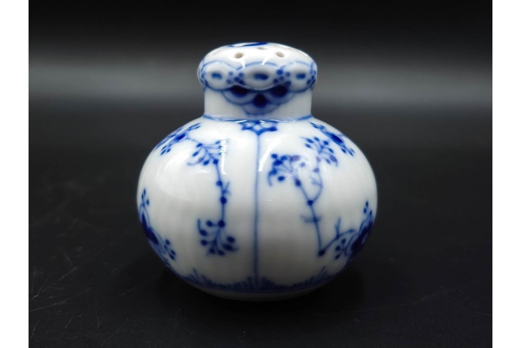 デンマーク製　ROYAL COPENHAGEN(ロイヤルコペンハーゲン)　ブルーフルーテッド　ソルト&ペッパーセット　(R-087853)