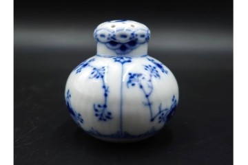 デンマーク製　ROYAL COPENHAGEN(ロイヤルコペンハーゲン)　ブルーフルーテッド　ソルト&ペッパーセット　(R-087853)