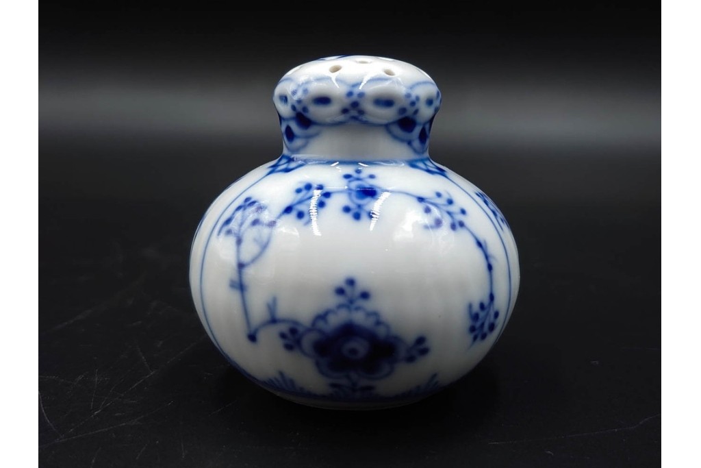 デンマーク製　ROYAL COPENHAGEN(ロイヤルコペンハーゲン)　ブルーフルーテッド　ソルト&ペッパーセット　(R-087853)
