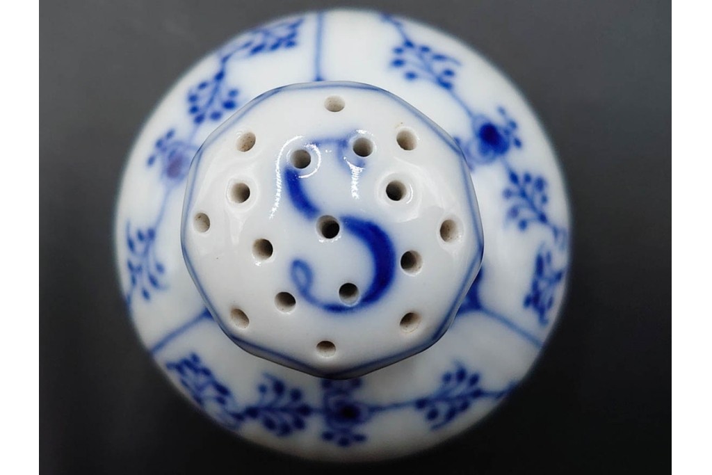 デンマーク製　ROYAL COPENHAGEN(ロイヤルコペンハーゲン)　ブルーフルーテッド　ソルト&ペッパーセット　(R-087853)