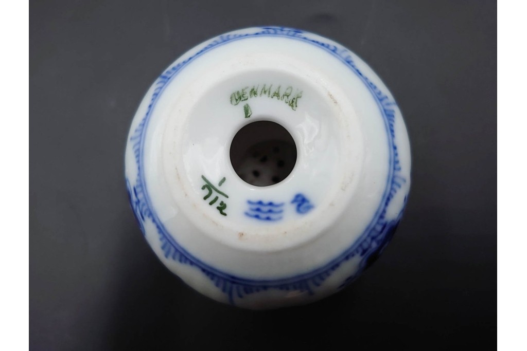 デンマーク製　ROYAL COPENHAGEN(ロイヤルコペンハーゲン)　ブルーフルーテッド　ソルト&ペッパーセット　(R-087853)