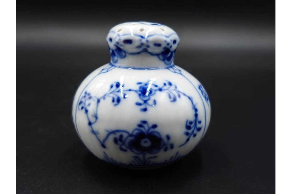 デンマーク製　ROYAL COPENHAGEN(ロイヤルコペンハーゲン)　ブルーフルーテッド　ソルト&ペッパーセット　(R-087853)