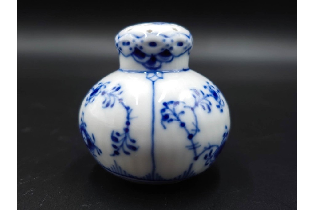 デンマーク製　ROYAL COPENHAGEN(ロイヤルコペンハーゲン)　ブルーフルーテッド　ソルト&ペッパーセット　(R-087853)