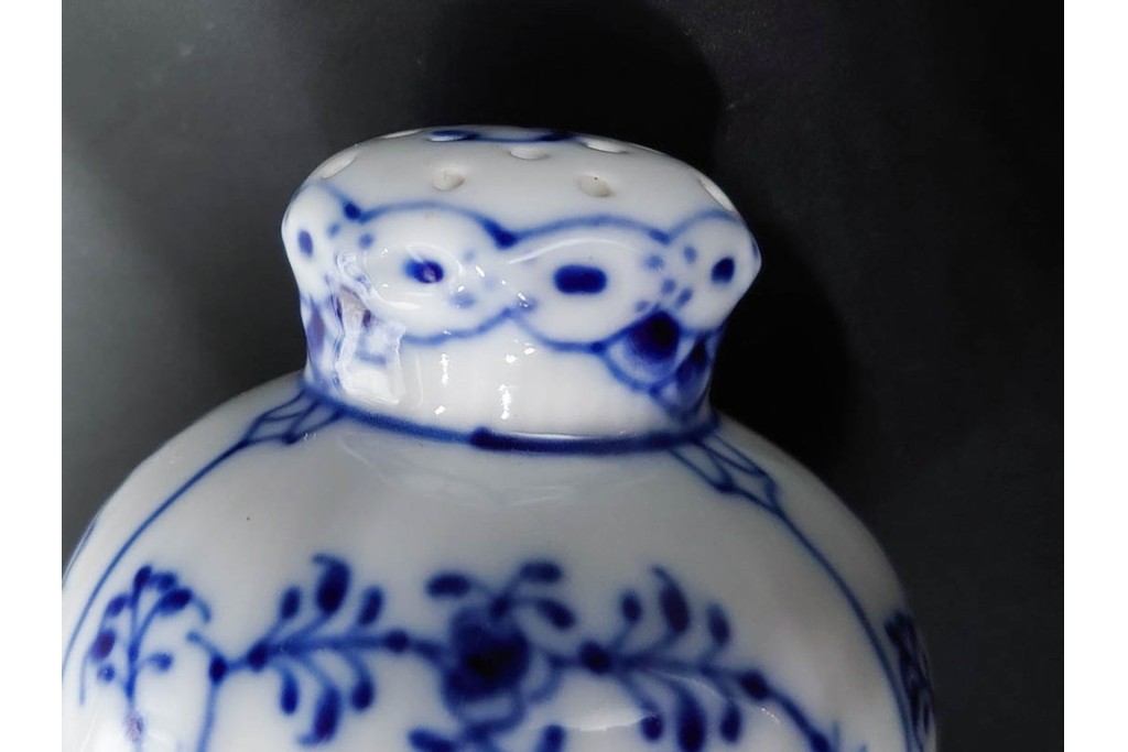 デンマーク製　ROYAL COPENHAGEN(ロイヤルコペンハーゲン)　ブルーフルーテッド　ソルト&ペッパーセット　(R-087853)