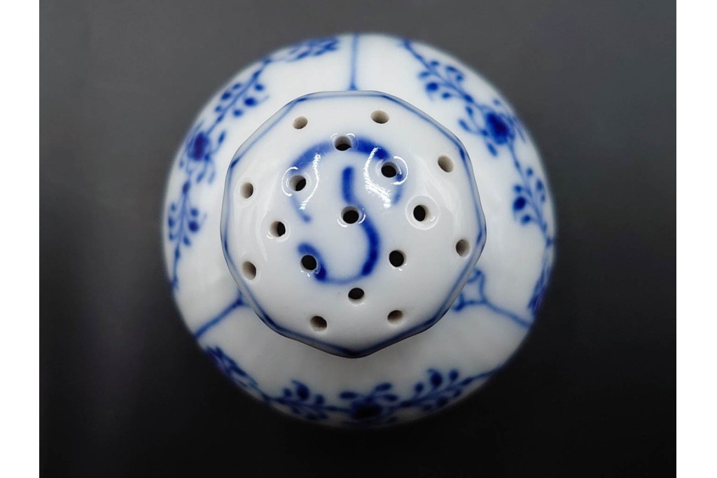 デンマーク製　ROYAL COPENHAGEN(ロイヤルコペンハーゲン)　ブルーフルーテッド　ソルト&ペッパーセット　(R-087853)