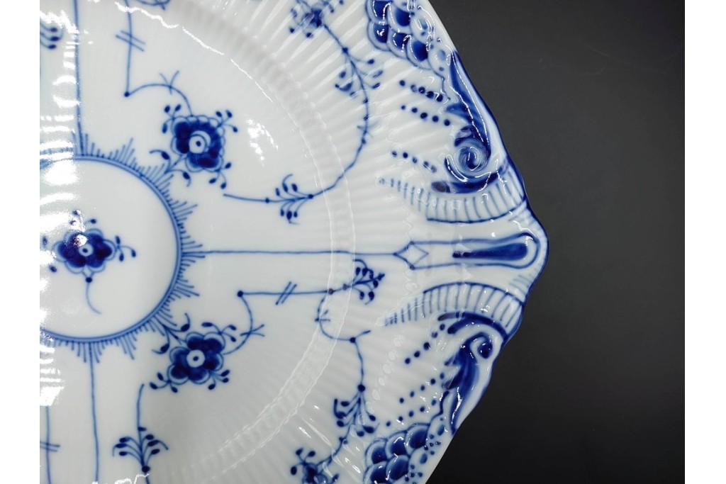 デンマーク製　ROYAL COPENHAGEN(ロイヤルコペンハーゲン)　ブルーフルーテッド　ハーフレース　直径約31cm　オーバルプレート　(R-087856)
