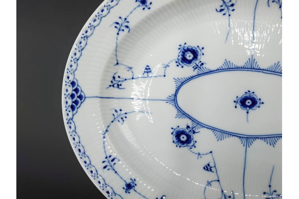 デンマーク製　ROYAL COPENHAGEN(ロイヤルコペンハーゲン)　ブルーフルーテッド　ハーフレース　直径約36.5cm 　オーバルディッシュ　定価7万4800円　(R-087857)