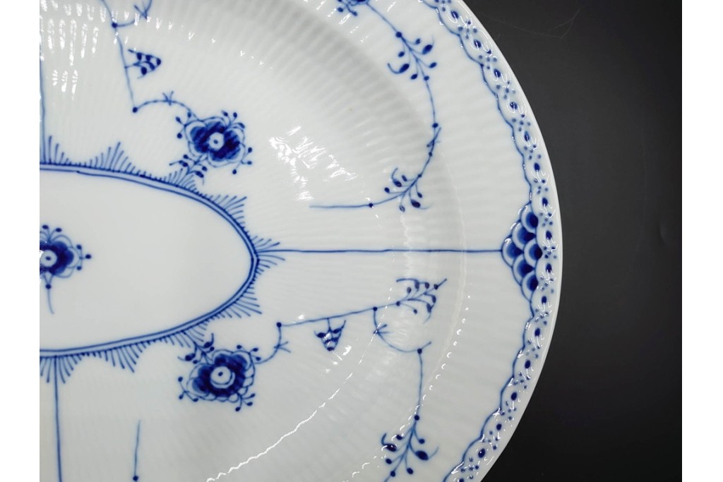 デンマーク製　ROYAL COPENHAGEN(ロイヤルコペンハーゲン)　ブルーフルーテッド　ハーフレース　直径約36.5cm 　オーバルディッシュ　定価7万4800円　(R-087857)