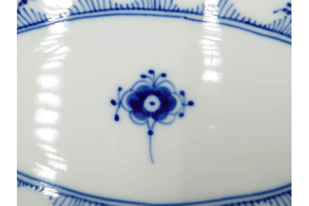 デンマーク製　ROYAL COPENHAGEN(ロイヤルコペンハーゲン)　ブルーフルーテッド　ハーフレース　直径約36.5cm 　オーバルディッシュ　定価7万4800円　(R-087857)