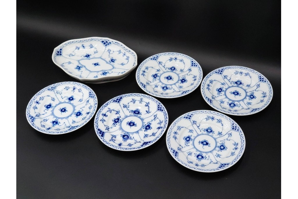 デンマーク製　ROYAL COPENHAGEN(ロイヤルコペンハーゲン)　ブルーフルーテッド　ハーフレース　オーバルプレート(直径約22cm)1枚・プレート(直径約15cm)5枚セット　(R-087858)