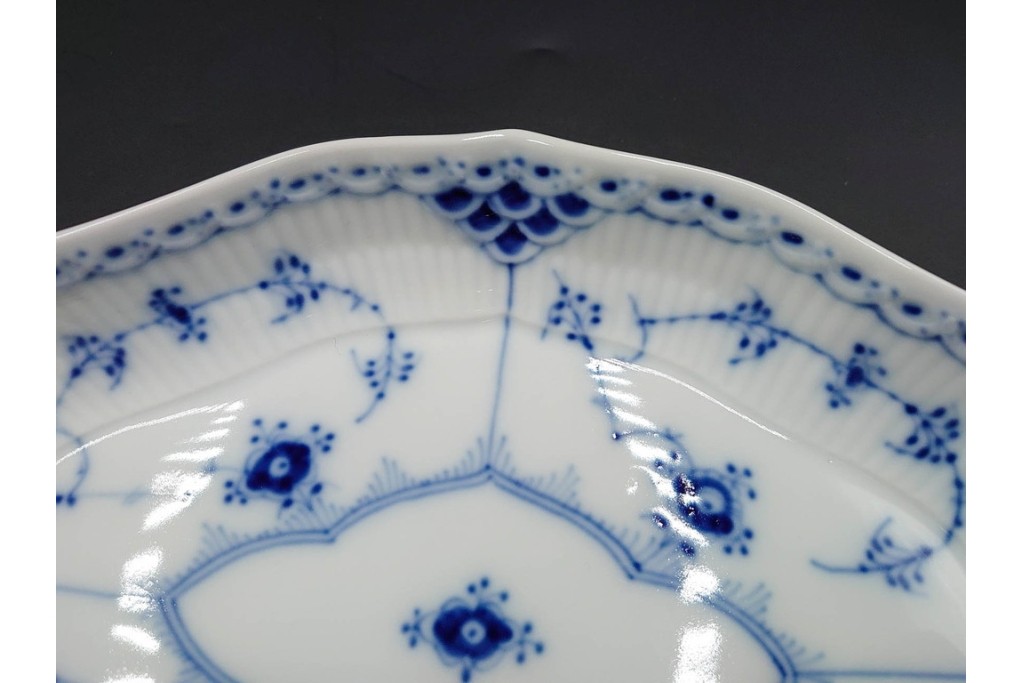 デンマーク製　ROYAL COPENHAGEN(ロイヤルコペンハーゲン)　ブルーフルーテッド　ハーフレース　オーバルプレート(直径約22cm)1枚・プレート(直径約15cm)5枚セット　(R-087858)