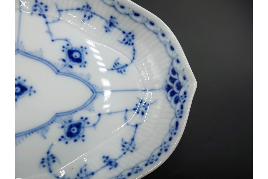 デンマーク製　ROYAL COPENHAGEN(ロイヤルコペンハーゲン)　ブルーフルーテッド　ハーフレース　オーバルプレート(直径約22cm)1枚・プレート(直径約15cm)5枚セット　(R-087858)