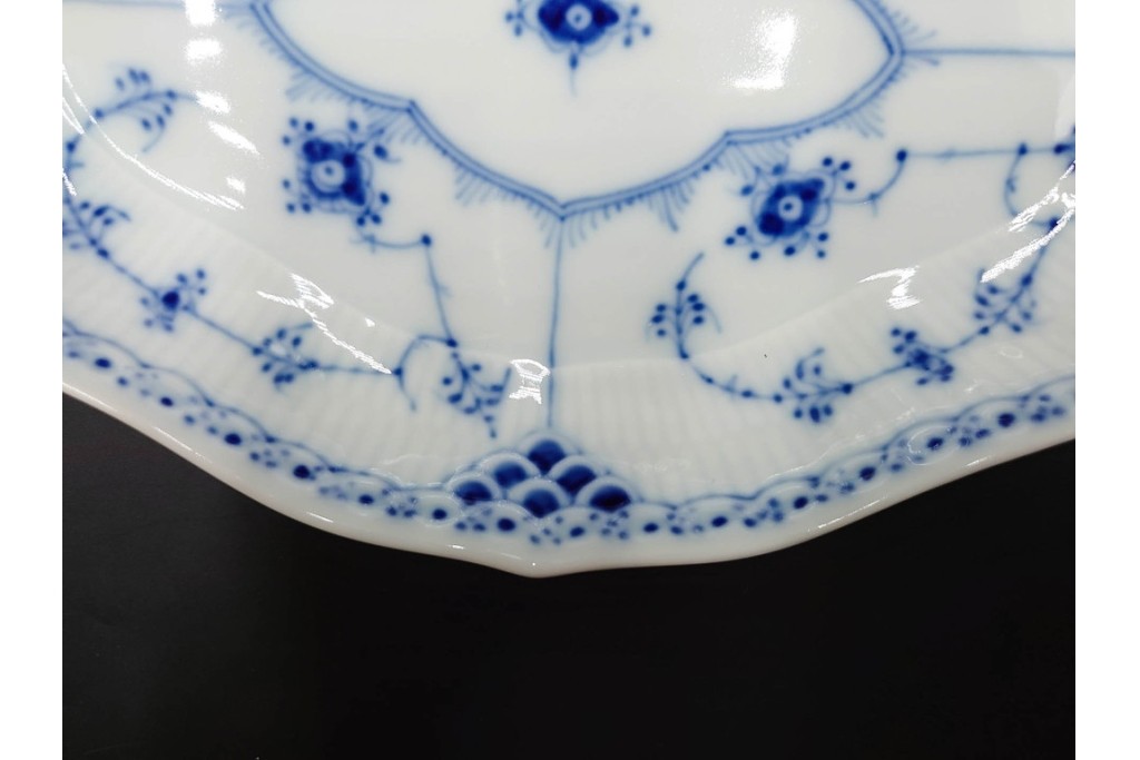 デンマーク製　ROYAL COPENHAGEN(ロイヤルコペンハーゲン)　ブルーフルーテッド　ハーフレース　オーバルプレート(直径約22cm)1枚・プレート(直径約15cm)5枚セット　(R-087858)