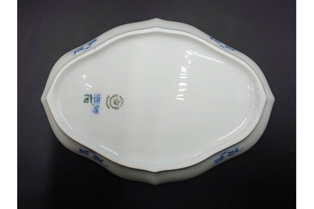 デンマーク製　ROYAL COPENHAGEN(ロイヤルコペンハーゲン)　ブルーフルーテッド　ハーフレース　オーバルプレート(直径約22cm)1枚・プレート(直径約15cm)5枚セット　(R-087858)