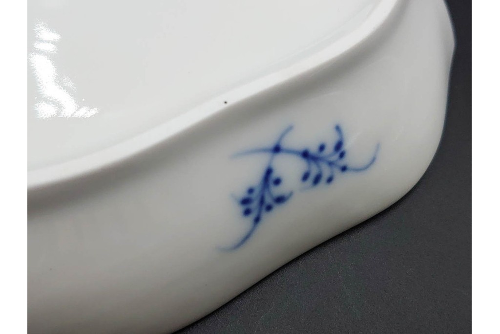 デンマーク製　ROYAL COPENHAGEN(ロイヤルコペンハーゲン)　ブルーフルーテッド　ハーフレース　オーバルプレート(直径約22cm)1枚・プレート(直径約15cm)5枚セット　(R-087858)