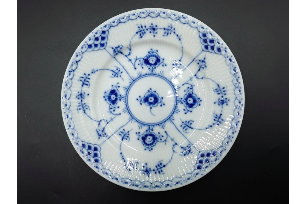 デンマーク製　ROYAL COPENHAGEN(ロイヤルコペンハーゲン)　ブルーフルーテッド　ハーフレース　オーバルプレート(直径約22cm)1枚・プレート(直径約15cm)5枚セット　(R-087858)