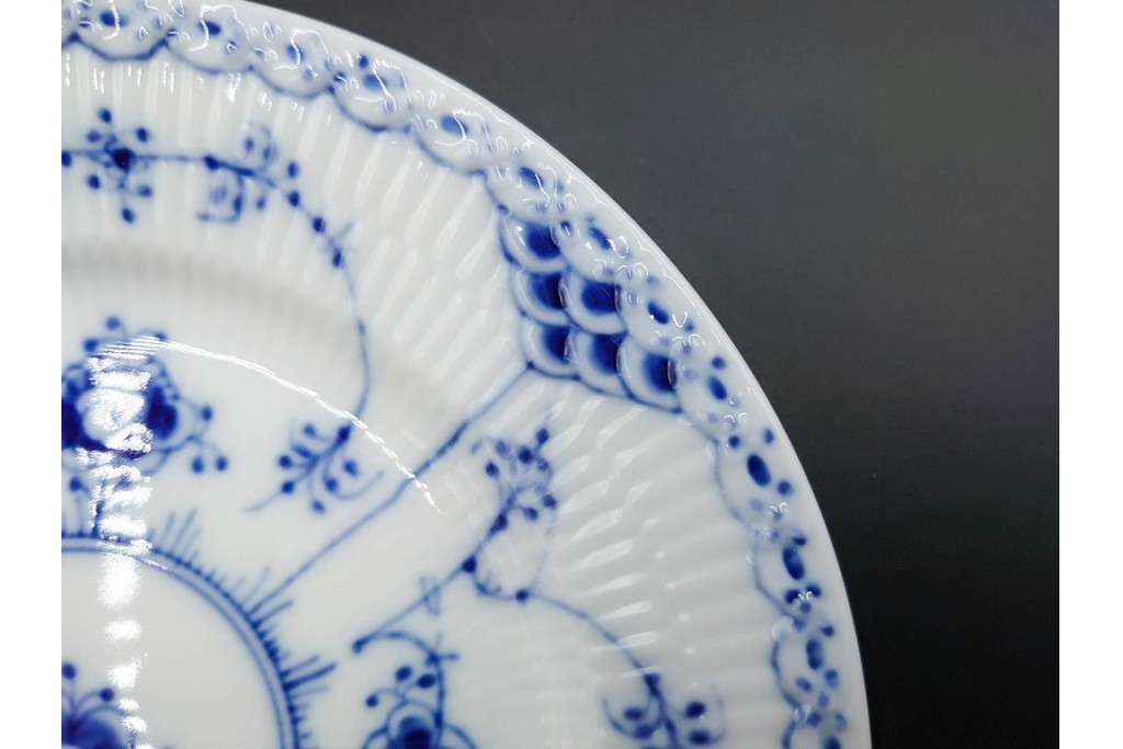 デンマーク製　ROYAL COPENHAGEN(ロイヤルコペンハーゲン)　ブルーフルーテッド　ハーフレース　オーバルプレート(直径約22cm)1枚・プレート(直径約15cm)5枚セット　(R-087858)