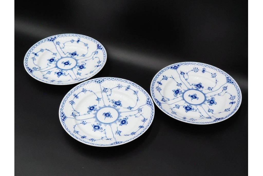 デンマーク製　ROYAL COPENHAGEN(ロイヤルコペンハーゲン)　ブルーフルーテッド　ハーフレース　直径約22cm　プレート3枚セット　(R-087859)