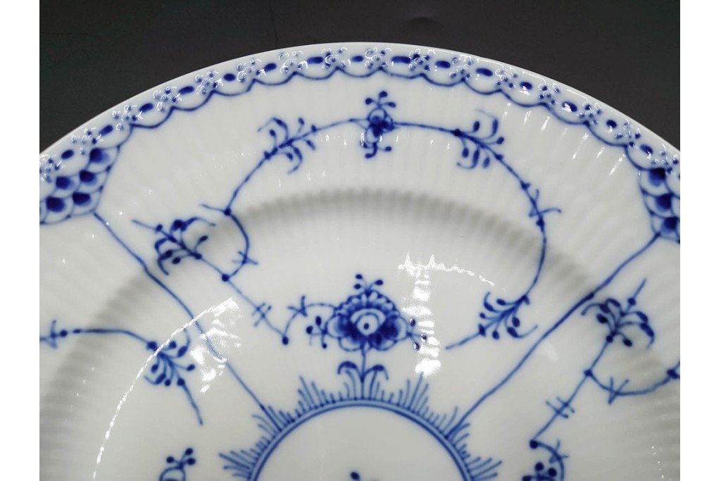 デンマーク製　ROYAL COPENHAGEN(ロイヤルコペンハーゲン)　ブルーフルーテッド　ハーフレース　直径約22cm　プレート3枚セット　(R-087859)
