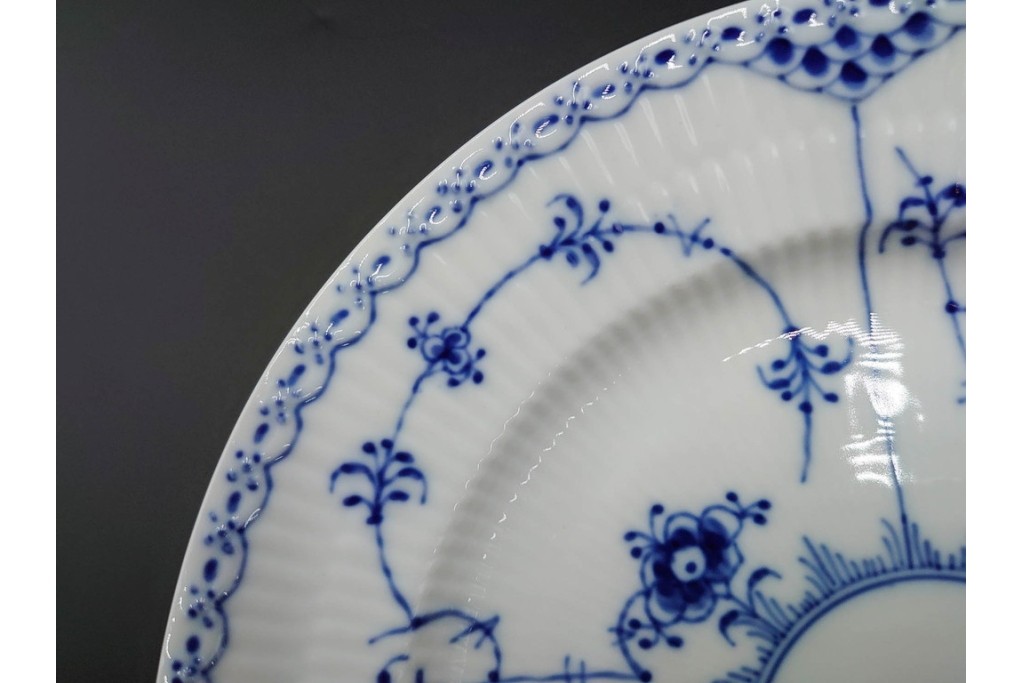 デンマーク製　ROYAL COPENHAGEN(ロイヤルコペンハーゲン)　ブルーフルーテッド　ハーフレース　直径約22cm　プレート3枚セット　(R-087859)