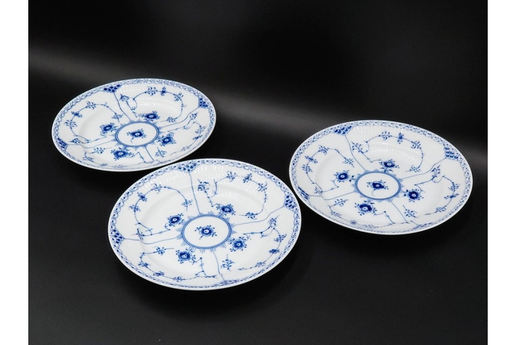 デンマーク製　ROYAL COPENHAGEN(ロイヤルコペンハーゲン)　ブルーフルーテッド　ハーフレース　直径約23cm　プレート3枚セット　(R-087860)