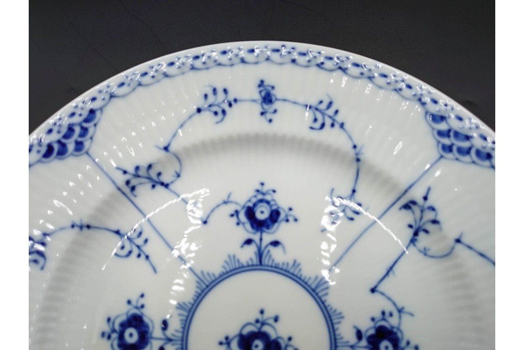 デンマーク製　ROYAL COPENHAGEN(ロイヤルコペンハーゲン)　ブルーフルーテッド　ハーフレース　直径約23cm　プレート3枚セット　(R-087860)