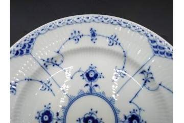 デンマーク製　ROYAL COPENHAGEN(ロイヤルコペンハーゲン)　ブルーフルーテッド　ハーフレース　直径約23cm　プレート3枚セット　(R-087860)