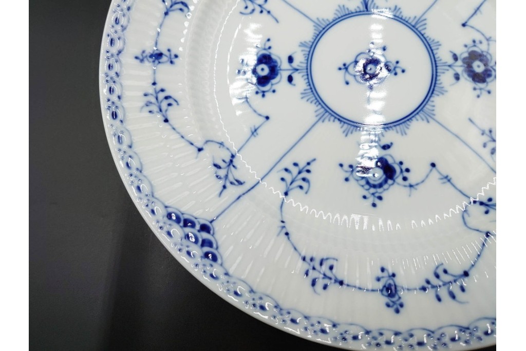 デンマーク製　ROYAL COPENHAGEN(ロイヤルコペンハーゲン)　ブルーフルーテッド　ハーフレース　直径約23cm　プレート3枚セット　(R-087860)