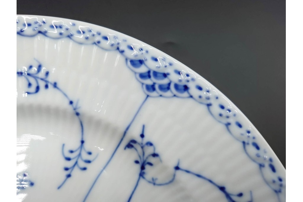 デンマーク製　ROYAL COPENHAGEN(ロイヤルコペンハーゲン)　ブルーフルーテッド　ハーフレース　直径約23cm　プレート3枚セット　(R-087860)