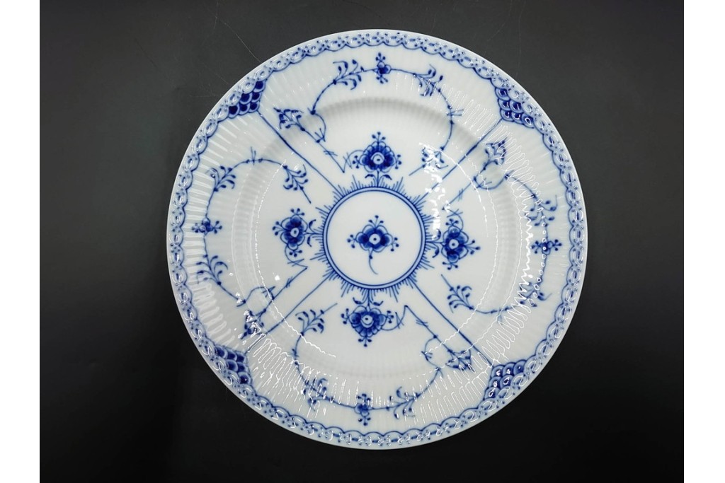 デンマーク製　ROYAL COPENHAGEN(ロイヤルコペンハーゲン)　ブルーフルーテッド　ハーフレース　直径約23cm　プレート3枚セット　(R-087860)