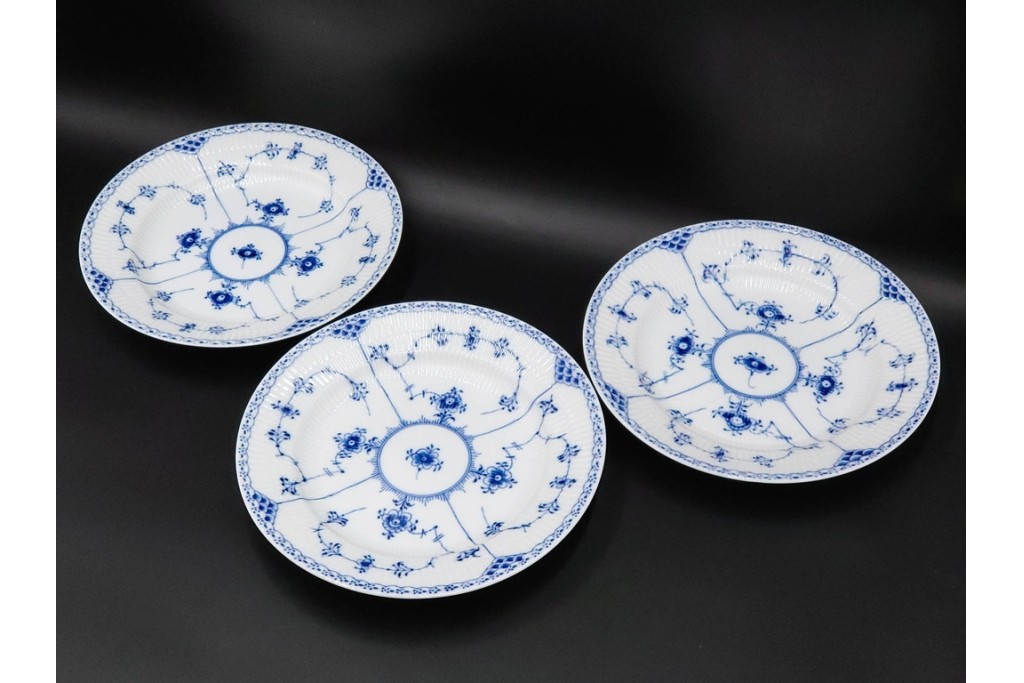 デンマーク製　ROYAL COPENHAGEN(ロイヤルコペンハーゲン)　ブルーフルーテッド　ハーフレース　直径約26cm　プレート3枚セット　(R-087861)