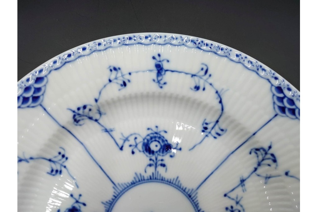 デンマーク製　ROYAL COPENHAGEN(ロイヤルコペンハーゲン)　ブルーフルーテッド　ハーフレース　直径約26cm　プレート3枚セット　(R-087861)
