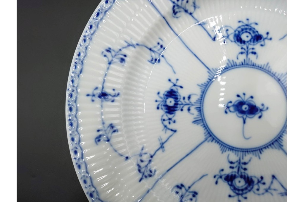 デンマーク製　ROYAL COPENHAGEN(ロイヤルコペンハーゲン)　ブルーフルーテッド　ハーフレース　直径約26cm　プレート3枚セット　(R-087861)