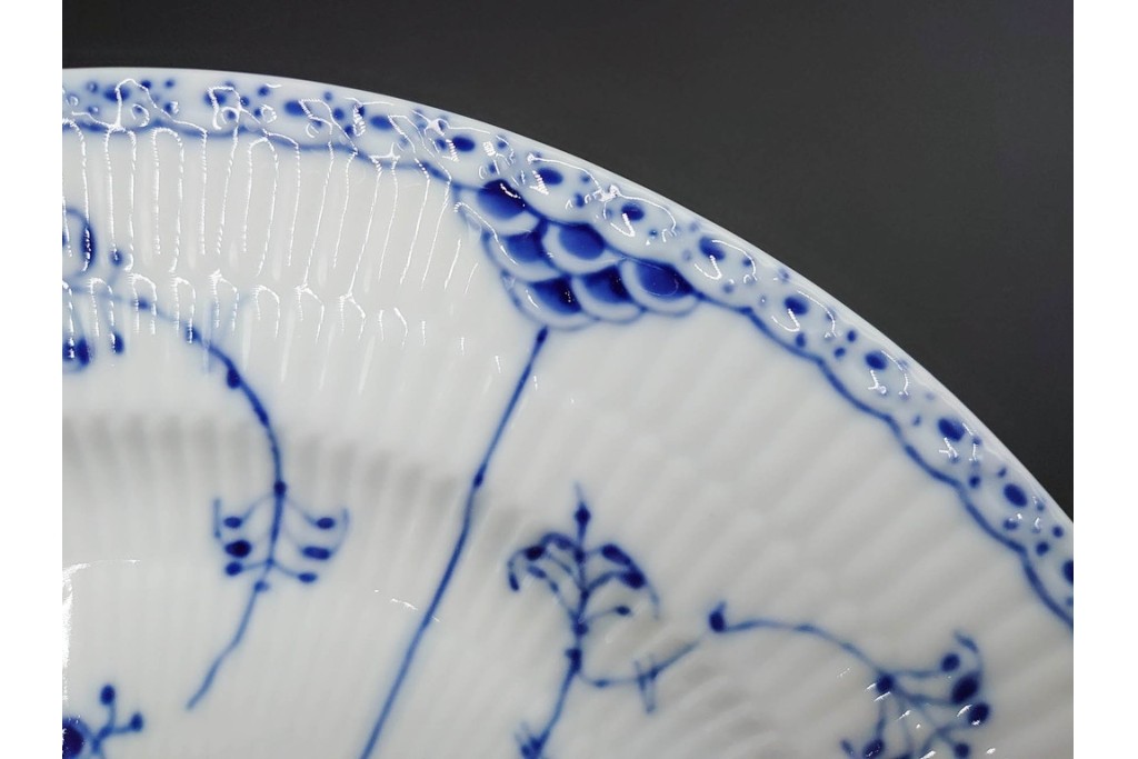 デンマーク製　ROYAL COPENHAGEN(ロイヤルコペンハーゲン)　ブルーフルーテッド　ハーフレース　直径約26cm　プレート3枚セット　(R-087861)