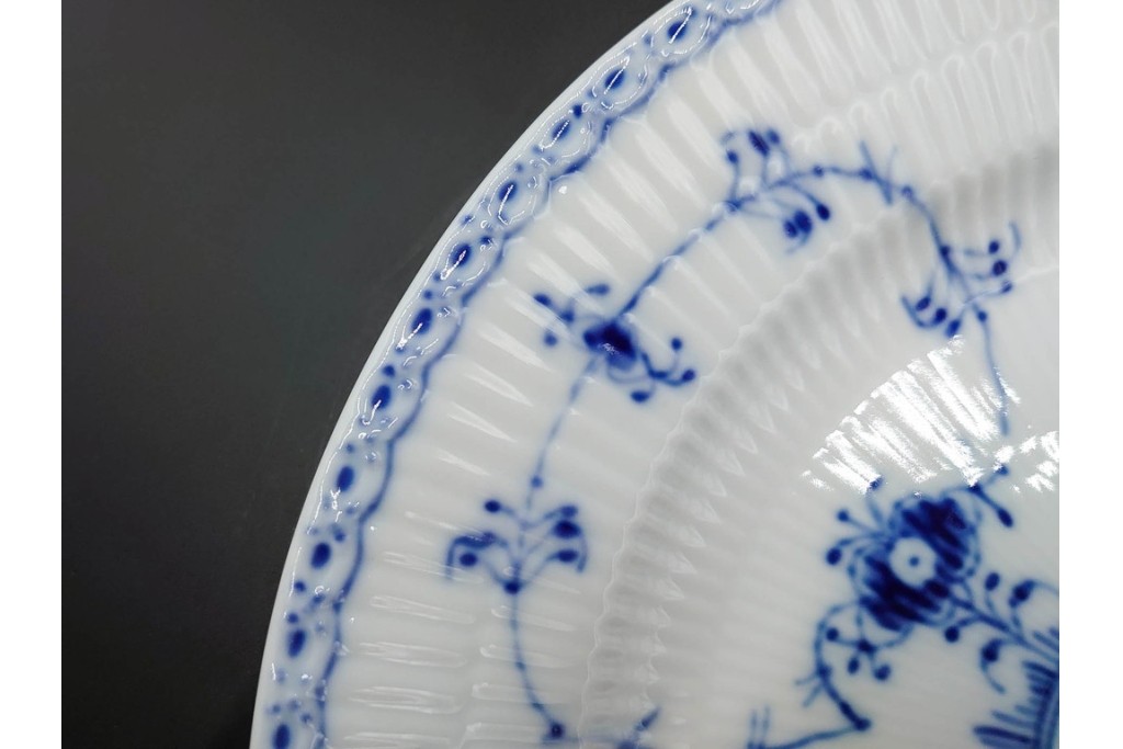デンマーク製　ROYAL COPENHAGEN(ロイヤルコペンハーゲン)　ブルーフルーテッド　ハーフレース　直径約26cm　プレート3枚セット　(R-087861)