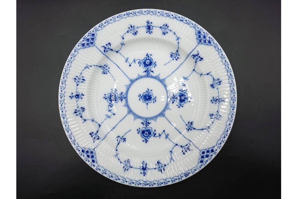 デンマーク製　ROYAL COPENHAGEN(ロイヤルコペンハーゲン)　ブルーフルーテッド　ハーフレース　直径約26cm　プレート3枚セット　(R-087861)